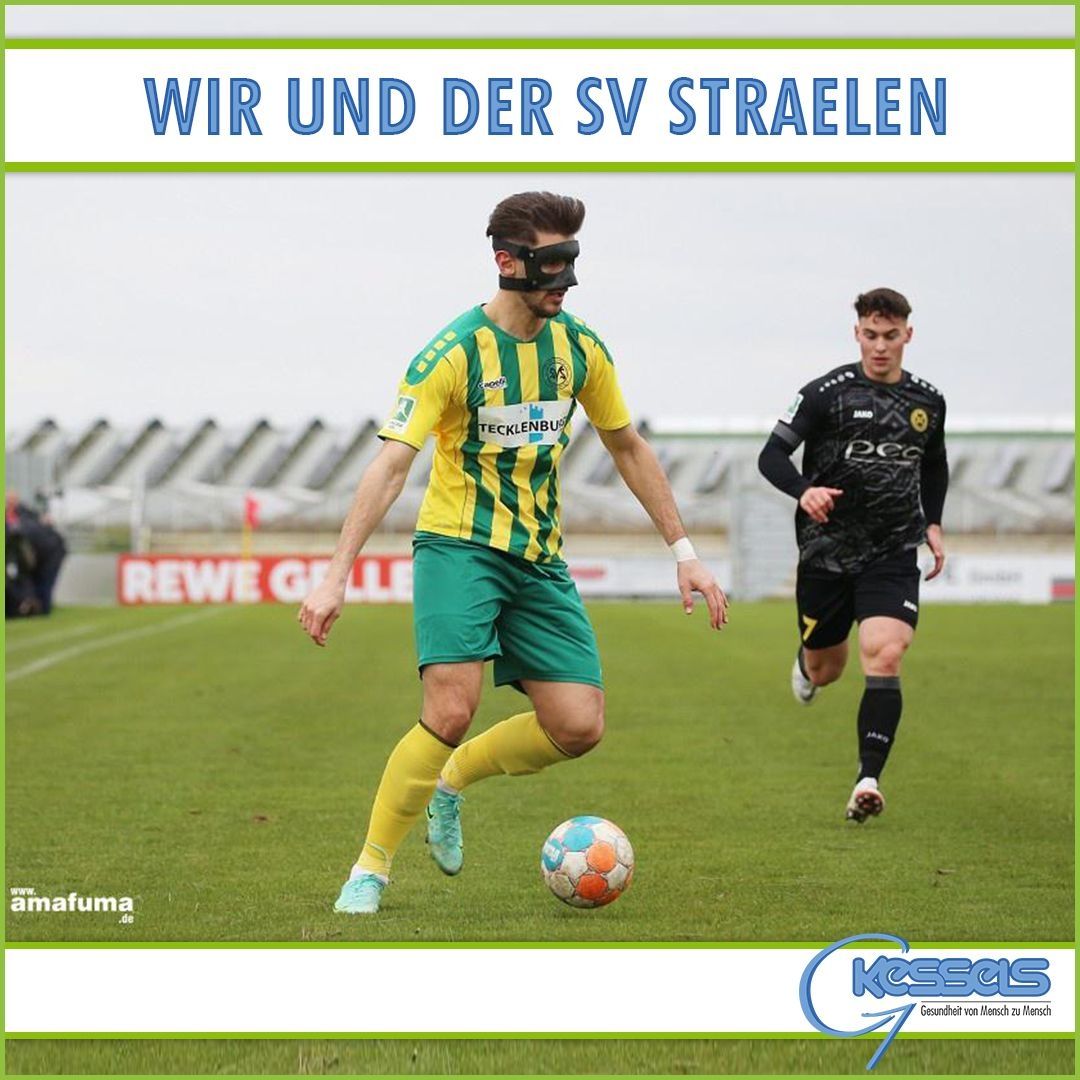 Ein Fußballspieler in einem gelb-grün gestreiften Trikot dribbelt während eines Spiels einen Ball auf dem Spielfeld.