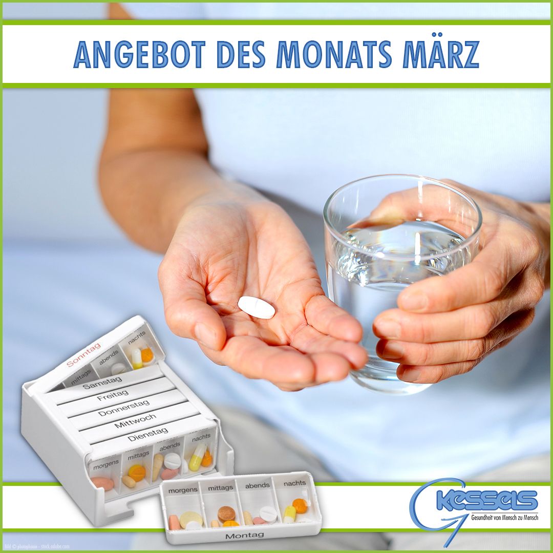 Eine Person hält eine weiße Pille und ein Glas Wasser neben einem wöchentlichen Pillendosierer, der für jeden Tag beschriftet ist.