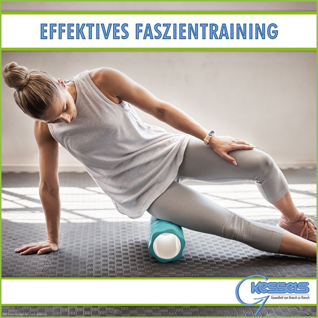 Eine Person führt ein Faszientraining auf einer Schaumstoffrolle durch und demonstriert eine Dehnübung auf einer strukturierten Matte in einer hellen, geräumigen Umgebung.