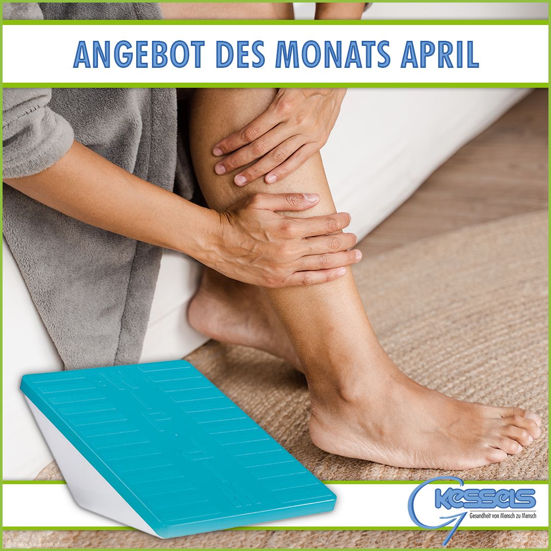 Eine Person im Bademantel massiert sanft ihr Bein, während sie auf einem Sofa neben einer blauen, geneigten Fußstütze ruht. Der Text lautet: Angebot des Monats April.