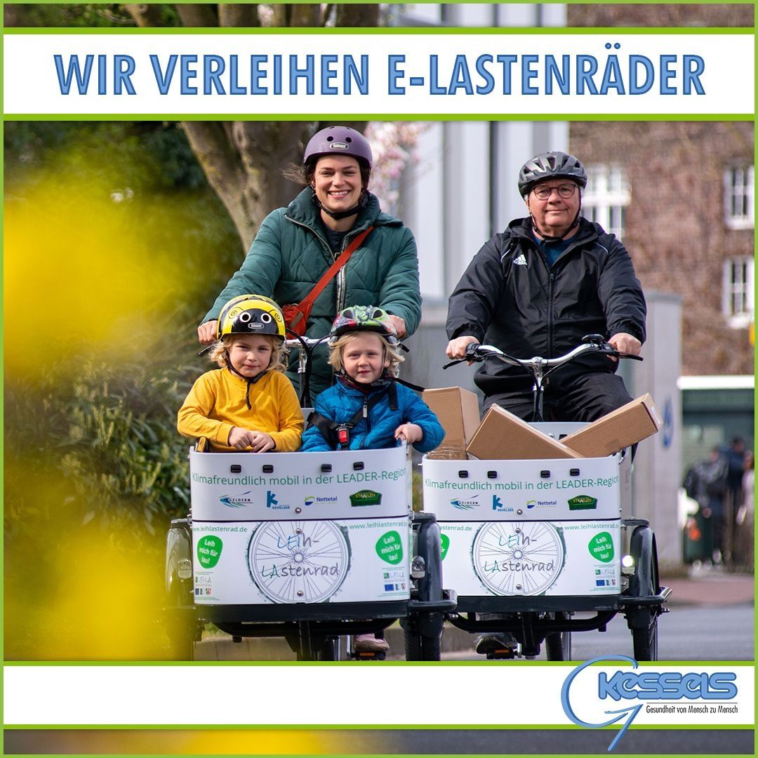 Zwei Erwachsene und zwei Kinder fahren mit E-Lastenrädern durch eine lebendige Stadtumgebung und werben mit sichtbaren Verleihschildern für umweltfreundliche Fortbewegung.