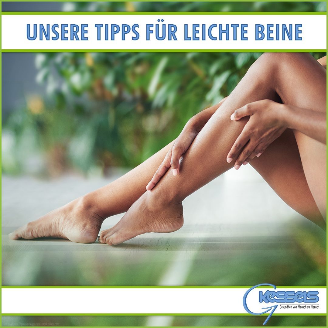 Eine Nahaufnahme einer Frau, die sanft ihre Wade massiert und dabei Entspannungs- und Gesundheitstipps für leichtere Beine gibt, mit grünem Laub im Hintergrund.