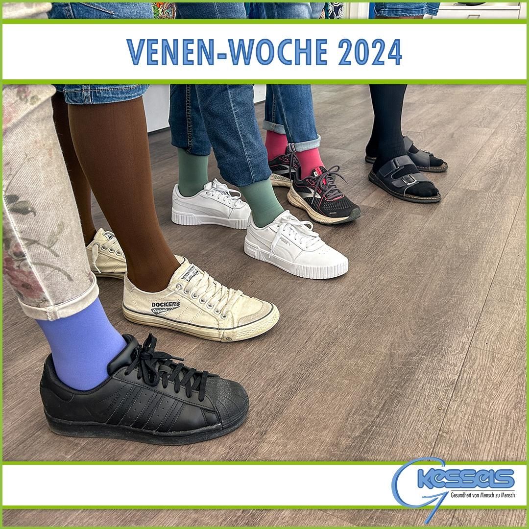 Eine Reihe von 1,80 Metern in bunten Socken und verschiedenen Turnschuhen macht Werbung für die Veranstaltung Venen-Woche 2024 von Kessels.