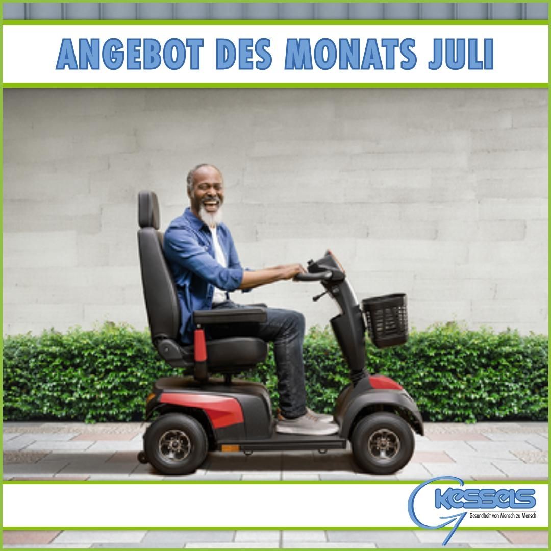 Eine Person sitzt auf einem roten Elektromobil und präsentiert dessen Funktionen in einer grünen Landschaft. Darüber ist ein Werbetext zu sehen.