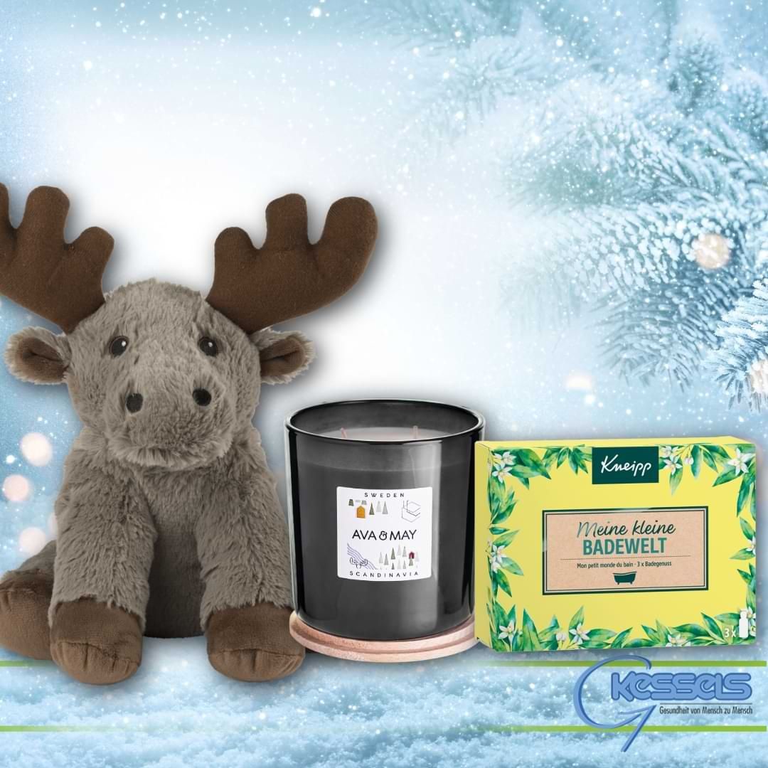 Ein winterliches Geschenkset vor einem verschneiten Hintergrund