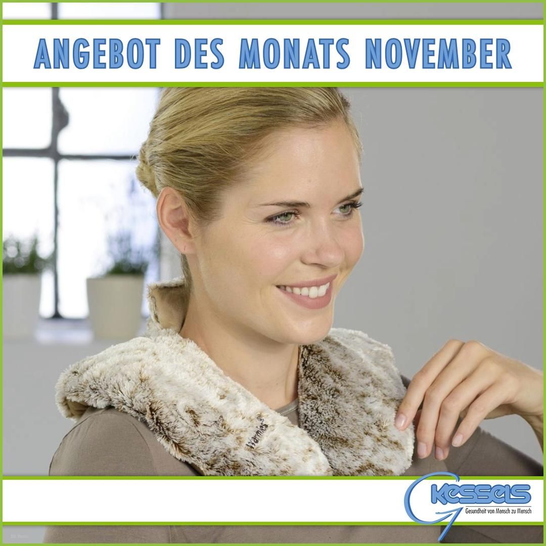 Eine Frau mit einem weichen, flauschigen Kragen posiert in einem gut beleuchteten Raum mit Topfpflanzen und großen Fenstern und wirbt für ein Novemberangebot.