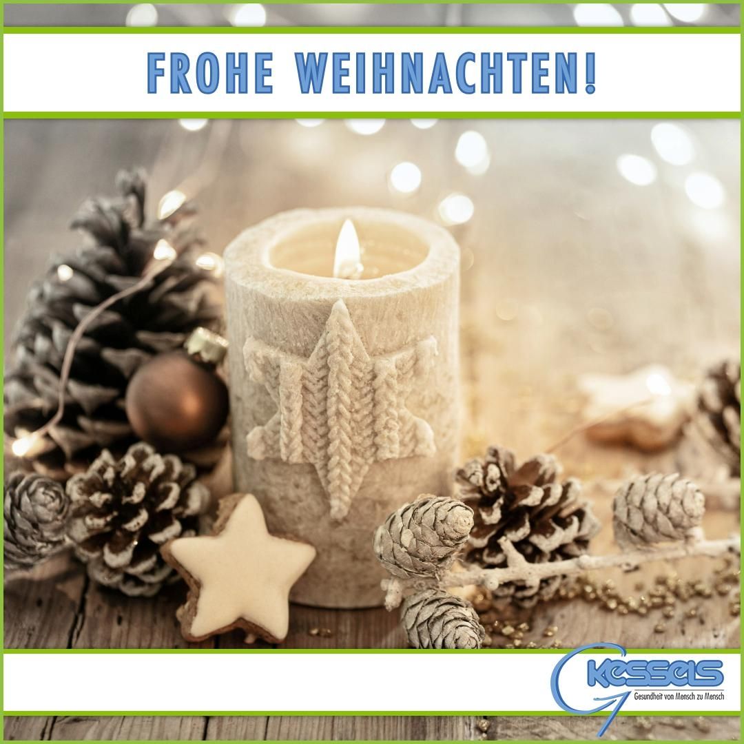 Eine brennende Kerze mit Sternenmotiv, umgeben von Tannenzapfen, Ornamenten und einem sternförmigen Keks, verbreitet eine warme Weihnachtsatmosphäre.