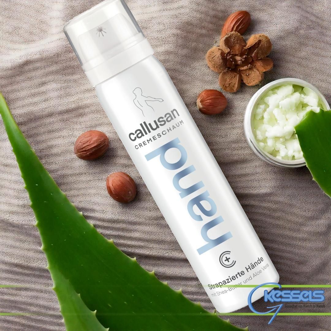 Eine Flasche Callusan-Creme steht auf einem Stoff, umgeben von Aloe, Sheabutter und Nüssen, und fördert die Feuchtigkeitsversorgung und Pflege der Haut.